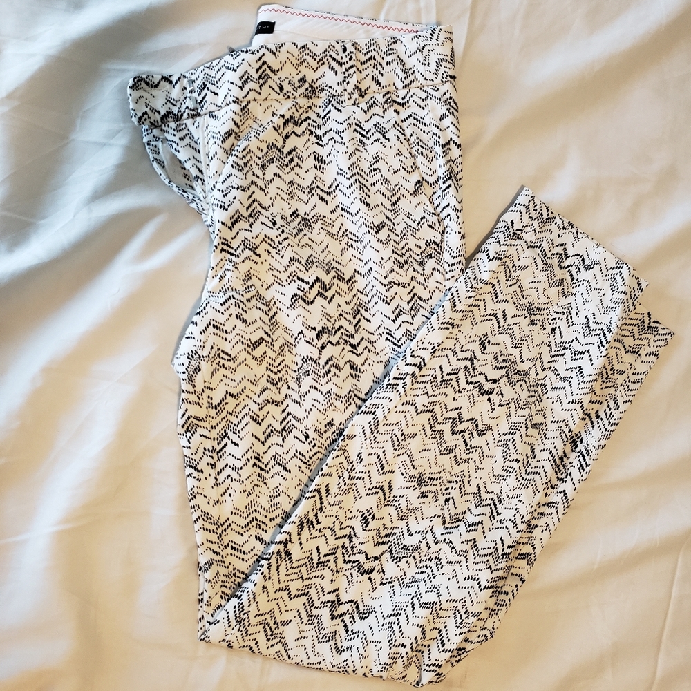 Black and white print, ankle length pants, size 2